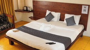Royal Studio Suite | Desk, free WiFi, bed sheets - River Valley Resorts (Ootacamund)
