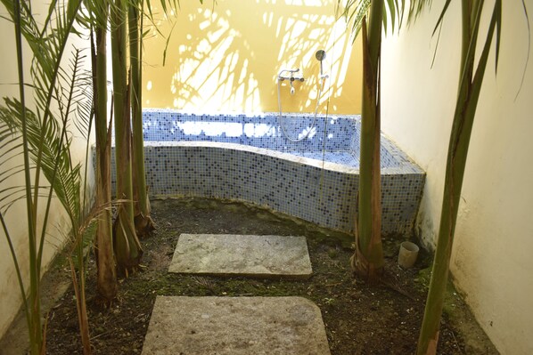 Royal-Studiosuite | Badezimmer | Dusche, Regendusche