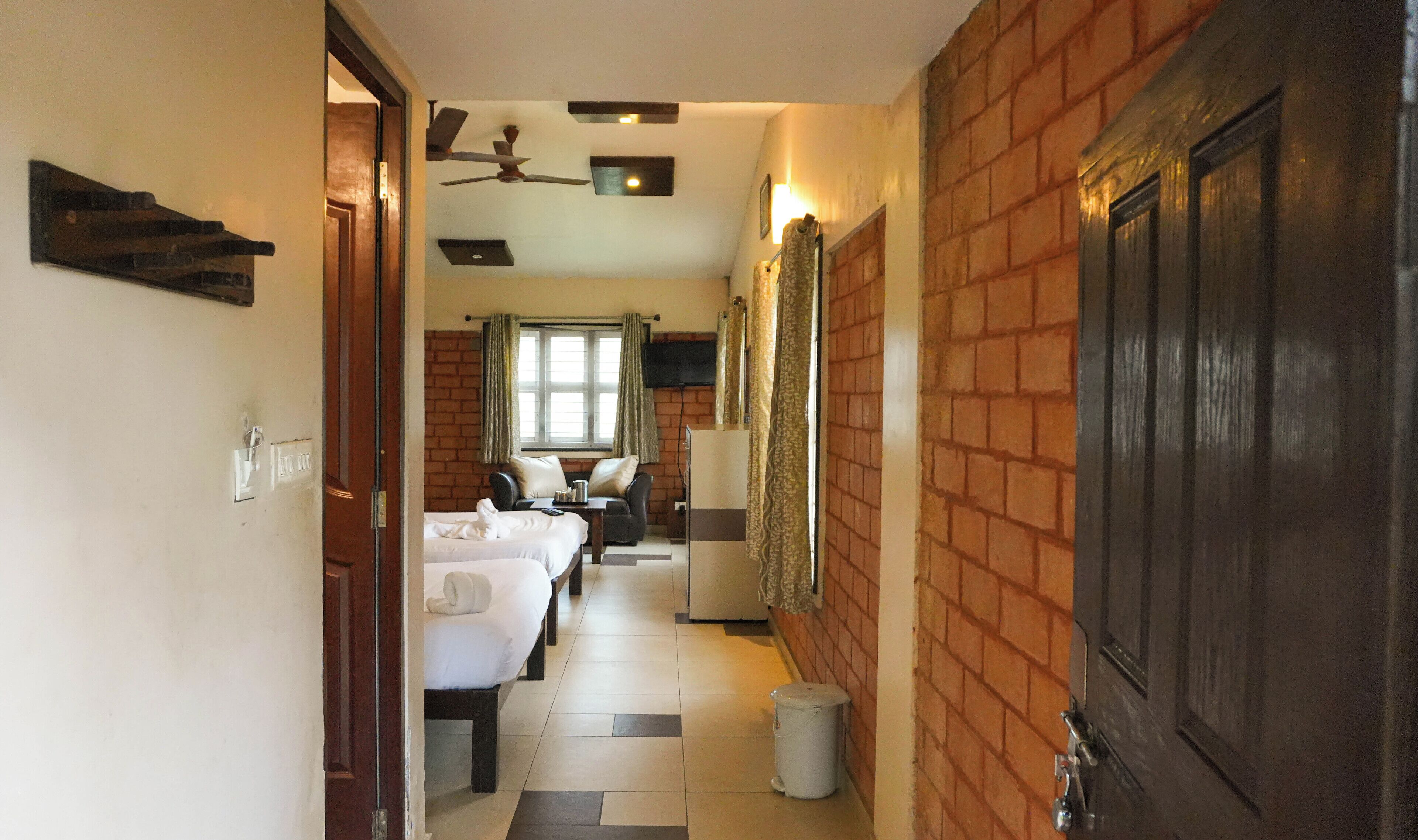 4 人部屋 | WiFi (無料)、ベッドシーツ