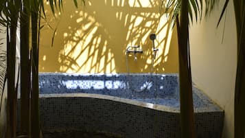 Studio Suite Royal | Phòng tắm | Buồng tắm vòi sen, vòi sen phun mưa