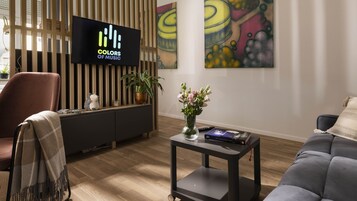 110-cm Smart TV with digital channels, TV, Netflix