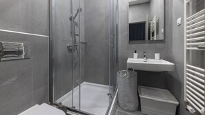 Shower, rainfall showerhead, free toiletries, hair dryer - Colors of Music (Zagreb)