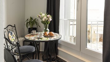 Fridge, microwave, coffee/tea maker, electric kettle