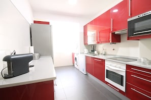 Apartamento | Cozinha privada | Geladeira grande, micro-ondas, fogão, cooktop
