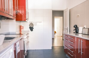 Refrigerador con freezer, microondas, horno, placa de cocina