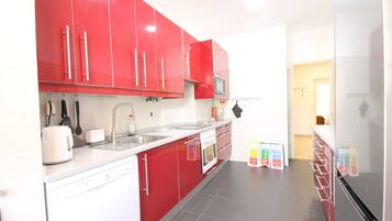 Apartamento | Cozinha privada | Geladeira grande, micro-ondas, fogão, cooktop