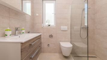 Villa, 3 Bedrooms, Accessible, Private Pool | Bilik Mandi | Pancuran mandi, tuala disediakan