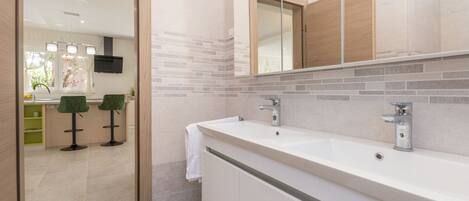 Regadera, secadora de cabello, toallas