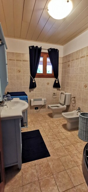 Douche, sĂšche-cheveux, bidet, serviettes fournies