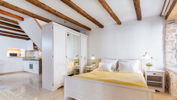 A bedroom with a bed, bedside tables, a nightstand, and a wardrobe. - DeAmicis Studios by Irundo (Rovinj)