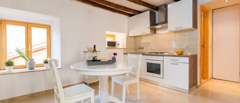 Comfort Studio | Private kitchen | Mini-fridge, microwave, oven, electric kettle