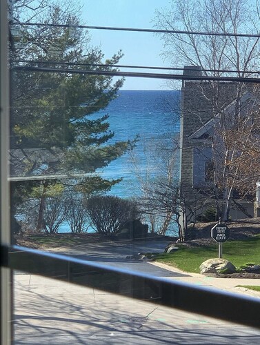 Historic MICHIGAN AVE downtown CVX, New HOT TUB! 