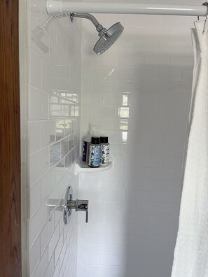 Bañera con ducha, secador de pelo, toallas, jabón