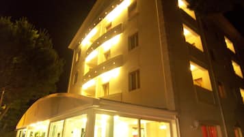 Voorkant accommodatie - avond/nacht