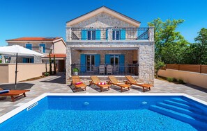 A heated pool - Beach front home in Privlaka (Privlaka)