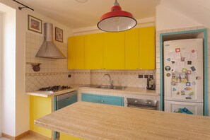 Fridge, microwave, oven, stovetop - Naples Center Apartment 2 (Napoli)