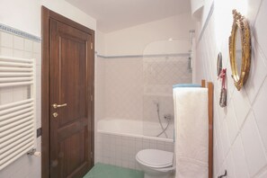 Bathtub, hair dryer, bidet, towels - Naples Center Apartment 2 (Napoli)