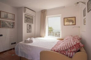 2 bedrooms, desk, iron/ironing board, travel crib - Naples Center Apartment 2 (Napoli)