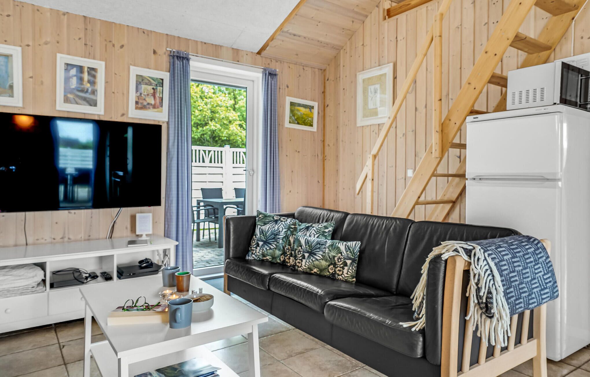 Télévision, baby-foot, table de tennis de table