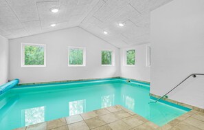 Una piscina cubierta