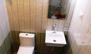 Bañera con ducha, toallas