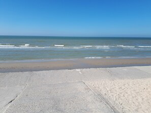 Beach nearby - Between dunes and sea (De Panne)