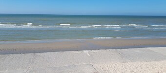 Between dunes and sea