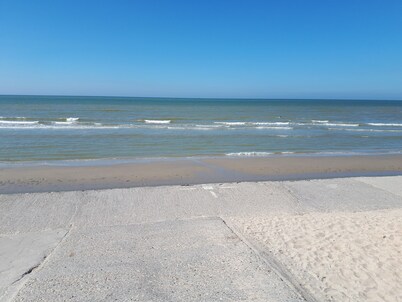 Between dunes and sea