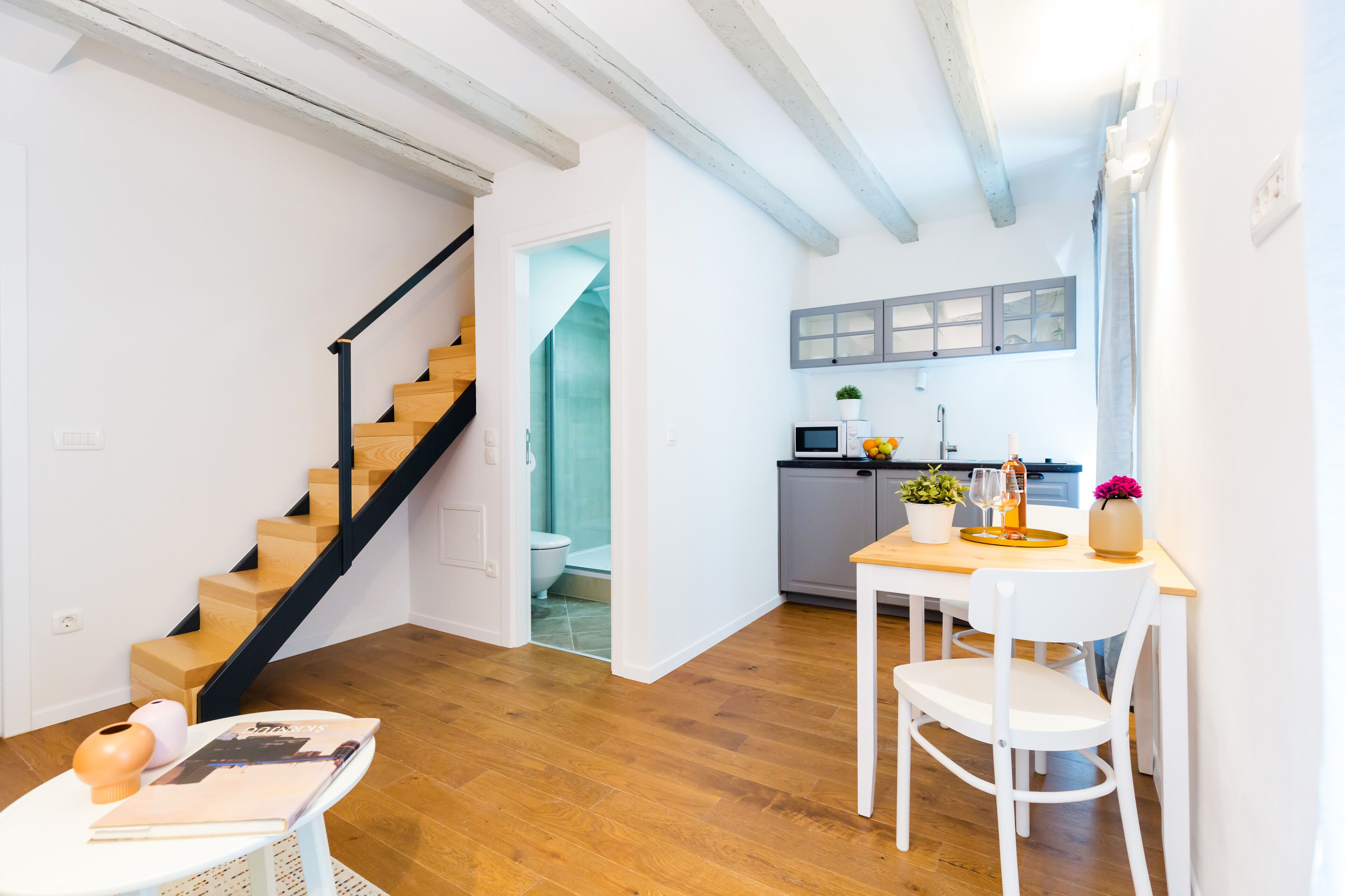 Gallery Studio | Iron/ironing board, travel crib, free WiFi