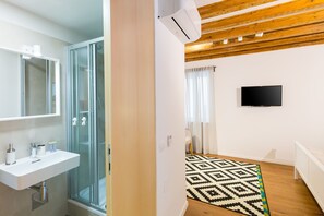 Deluxe Studio | Bathroom | Shower, hair dryer, soap, shampoo - Cozy Montalbano Studios by Irundo (Rovinj)
