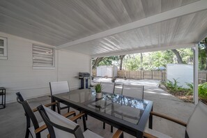 Outdoor dining - Spacious Boho Retreat Heated Pool-HotTub-Huge Yard (Tampa)
