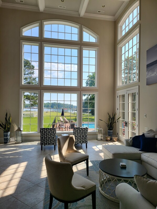 TV connectée, lecteur de DVD, baby-foot, table de tennis de table