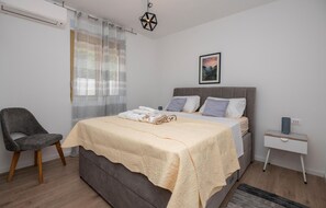 2 bedrooms, travel crib, free WiFi, bed sheets