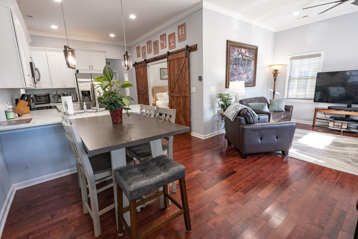 Remodeled Historic House Walkable to Everything