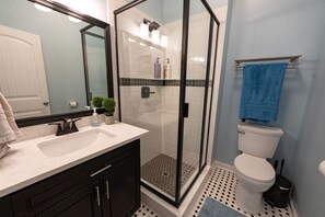 Dusche, Haartrockner, Handtücher, Seife