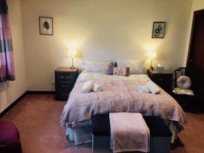 3 bedrooms, iron/ironing board, free WiFi, bed sheets - Great location: golf, walking, sandy beach, viewing dolphins. (Fortrose)