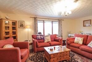 Smart TV, fireplace, books - Great location: golf, walking, sandy beach, viewing dolphins. (Fortrose)