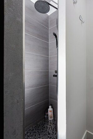 Bathtub, hair dryer, towels, soap - Design studio, jacuzzi, private terrace, air conditioning (Furdenheim)