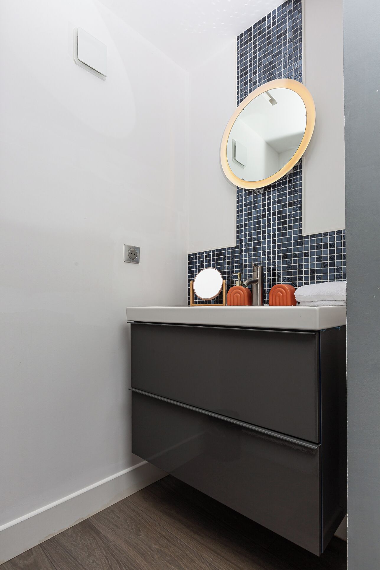 Banheira, secador de cabelo, toalhas de banho, sabonete