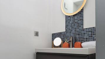 Tina, secadora de cabello, toallas, jabón