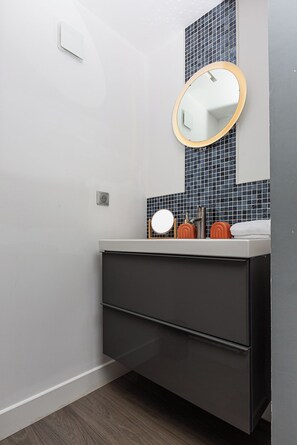 Baignoire, séchoir à cheveux, serviettes fournies, savon