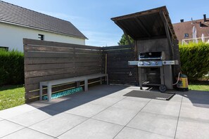 A patio with a barbecue grill, a bench, and a tiled floor. - Villa 250m² with private spa, barbecue, table football (Hurtigheim)