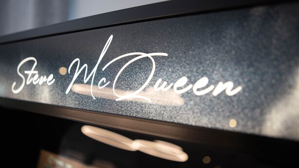 A sign with the name "Steve McQueen" in cursive script. - Villa 250m² with private spa, barbecue, table football (Hurtigheim)