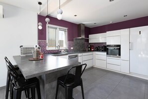 Een koelkast, een microgolfoven, een oven, een vaatwasser