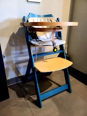 A blue high chair with a tray table and a cushion. - Villa 250m² with private spa, barbecue, table football (Hurtigheim)