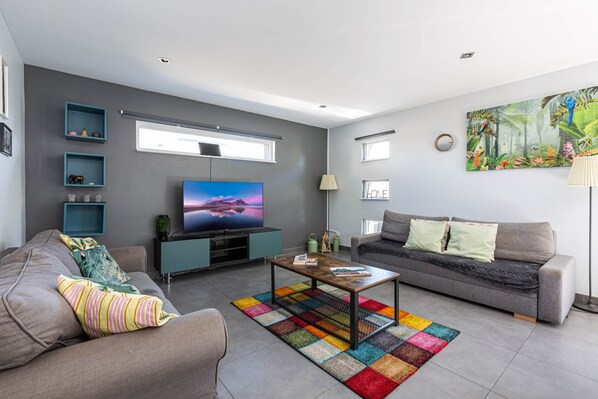 Fernseher, Tischfußball, Tischtennisplatte