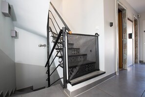 A modern staircase with a metal railing and a glass barrier. - Villa 250m² with private spa, barbecue, table football (Hurtigheim)