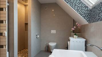 Een bad, een haardroger, handdoeken