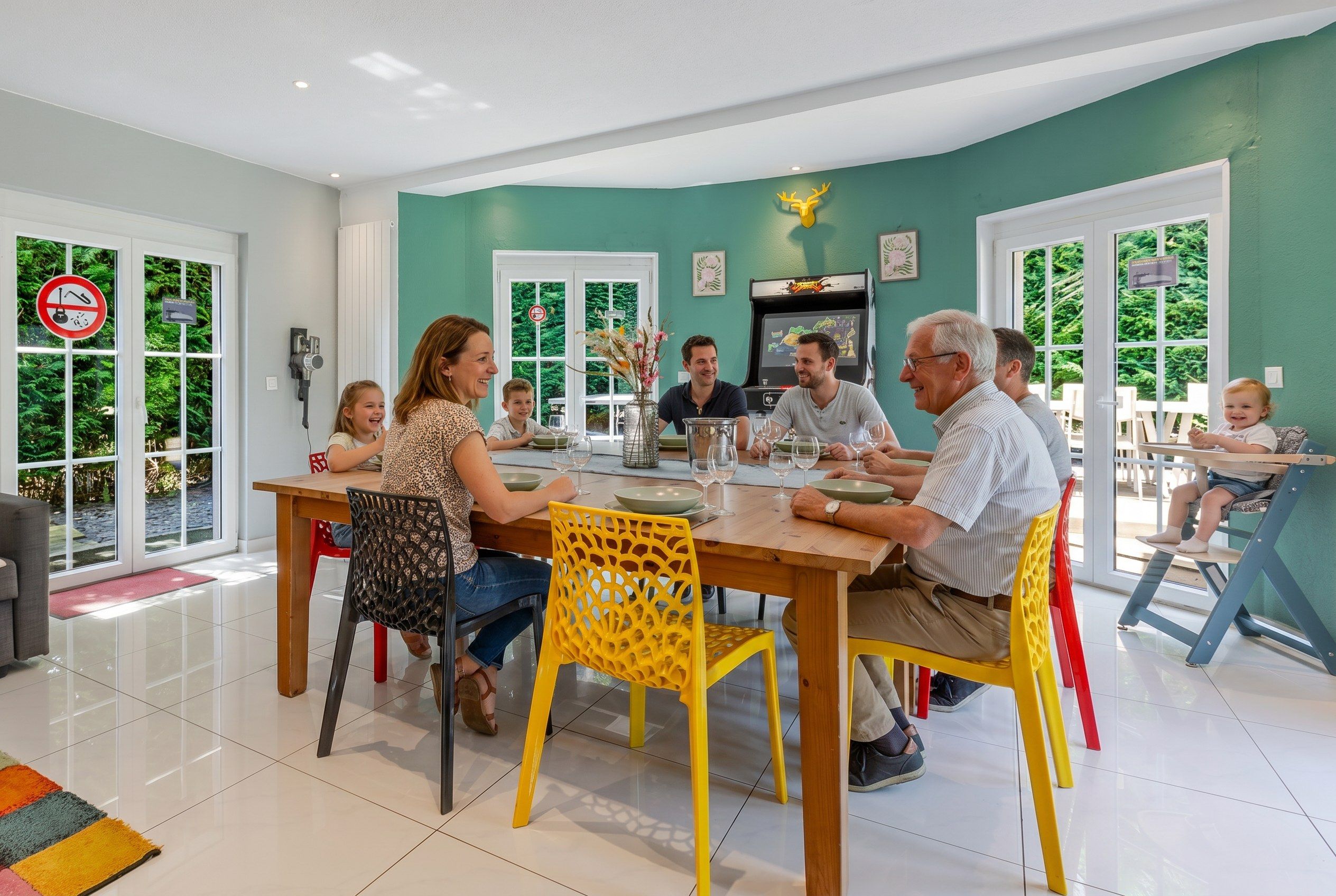 Un espace repas comprenant une table ronde, des chaises et un écran de télévision.
