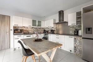 Fridge, microwave, oven, dishwasher - Villa 180m² with private spa, barbecue, table football (Ittenheim)
